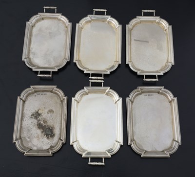Lot 131 - A group of hallmarked silver dishes, to...