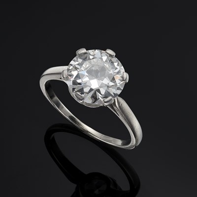 Lot 141 - An impressive Art Deco 18ct gold diamond single-stone ring
