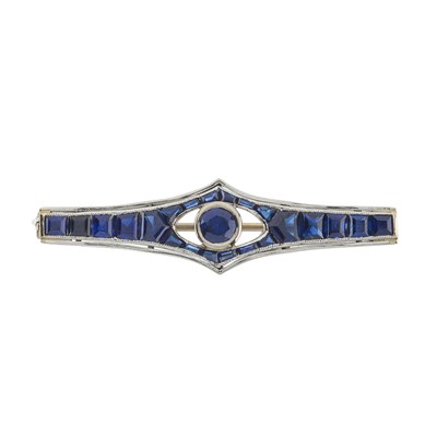 Lot 93 - An Art Deco platinum sapphire bar brooch