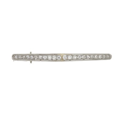 Lot 16 - An early 20th century platinum diamond bar brooch