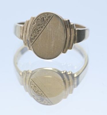 Lot 13 - A 9ct gold signet ring