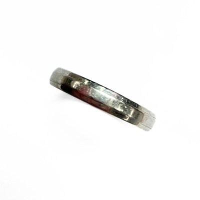 Lot 401 - A platinum wedding band ring
