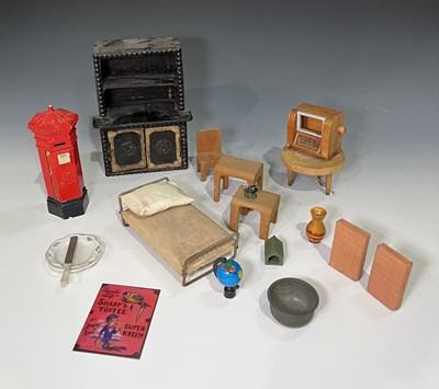 Lot 271 - A collection of various dolls house...