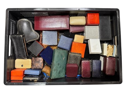 Lot 34 - A quantity of antique and vintage jewellery...