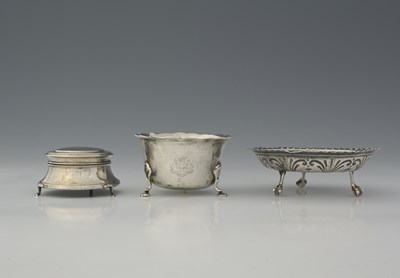 Lot 407 - A small collection of silver to include a bowl...