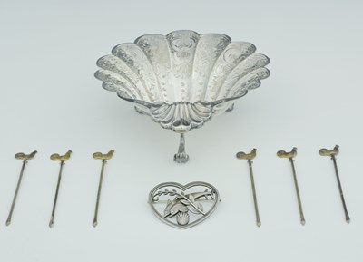 Lot 383 - A group of silver to include an Elizabeth II...