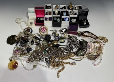 Lot 374 - A selection of silver and white metal jewellery and costume jewellery