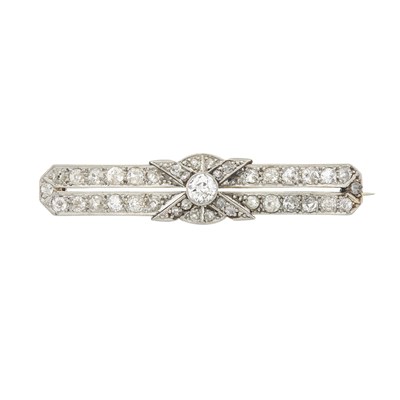 Lot 18 - An early 20th century 18ct gold old-cut diamond brooch