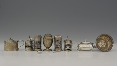 Lot 360 - A collection of silver items to include a...