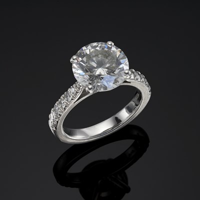 Lot 196 - An impressive platinum diamond single-stone ring, of 4.02ct