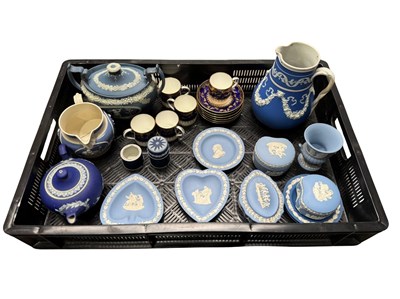 Lot 58 - A collection of British china and pottery to...