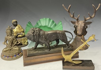 Lot 30 - A bronze statue of a lion mounted on a wooden...