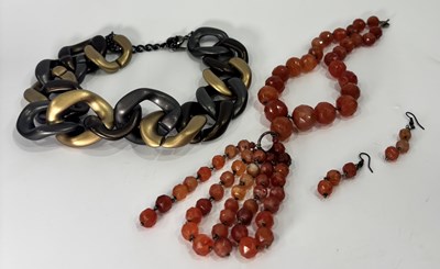 Lot 212 - Three items of jewellery