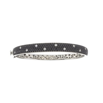 Lot 110 - Roberto Coin, an 18ct gold diamond and black diamond bangle bracelet