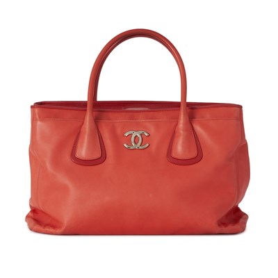 Lot 313 - Chanel, a red Cerf Executive tote w/pouch.