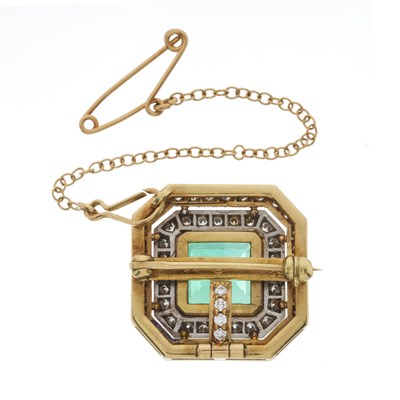 Lot 83 - An 18ct gold emerald and diamond pendant brooch