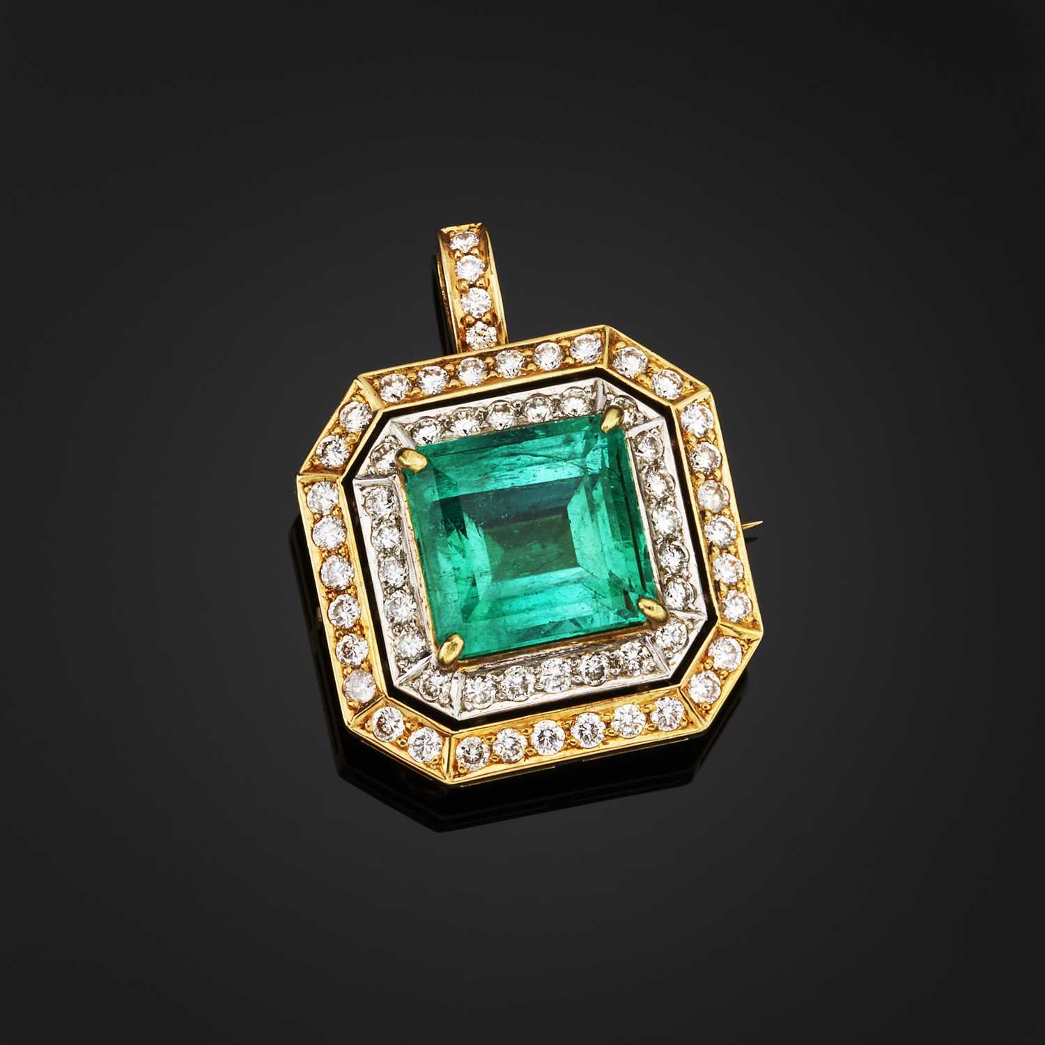 Lot 83 - An 18ct gold emerald and diamond pendant brooch