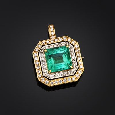 Lot 83 - An 18ct gold emerald and diamond pendant brooch