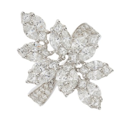 Lot 158 - An 18ct gold diamond foliate cluster ring