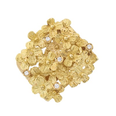 Lot 102 - A high carat gold diamond flower dress ring