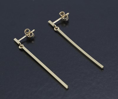 Lot 25 - A pair of 18ct gold drop earrings