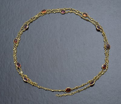 Lot 23 - A gold sapphire longuard chain