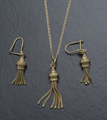 Lot 56 - A 9ct gold tassel necklace and a pair of earrings