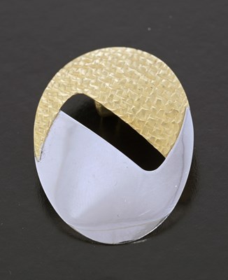 Lot 57 - An 18ct bi-colour gold pendant