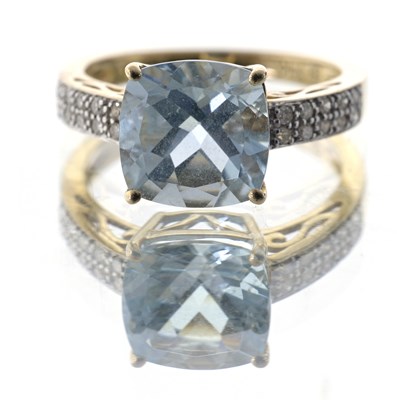 Lot 27 - A 14ct gold aquamarine and diamond dress ring