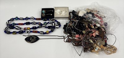 Lot 283 - A collection of vintage and modern costume...