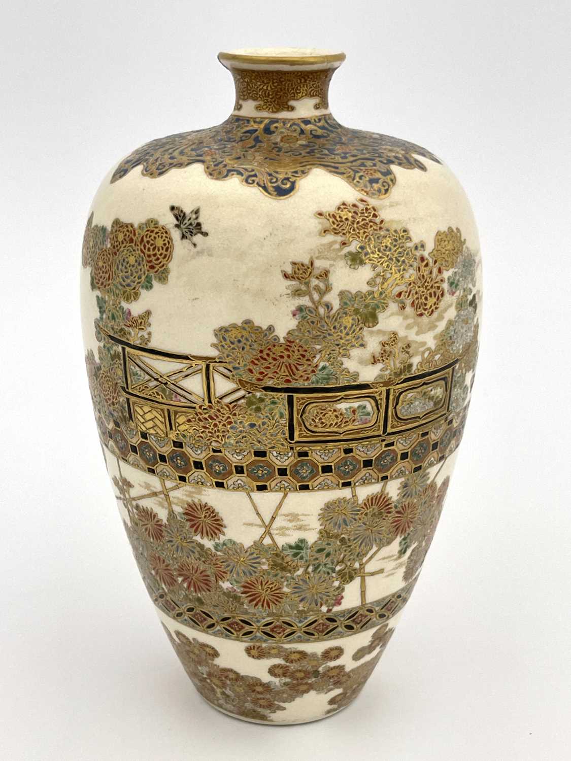 Lot 612 - A Japanese Satsuma vase, Kinkozan, Meiji,...