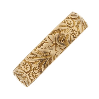 Lot 12 - A late Victorian 18ct gold floral wedding band ring
