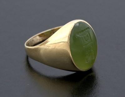 Lot 649 - A 9ct gold nephrite jade intaglio seal signet ring
