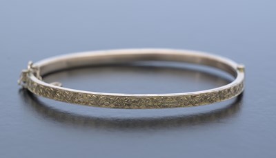 Lot 18 - An Edwardian 9ct gold bangle bracelet