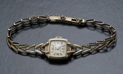 Lot 100 - Accurist, a 9ct gold bracelet watch