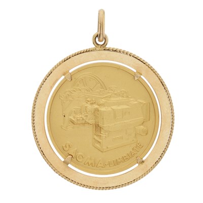 Lot 60 - A mid 20th century 18ct gold medallion pendant