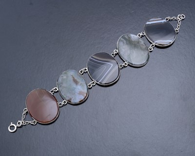Lot 4 - A polished agate link bracelet, alternating...