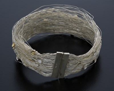 Lot 97 - Shimara Carlow, a contemporary silver wire choker necklace