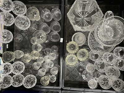 Lot 39 - A collection of glassware to include a cut...