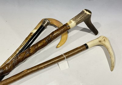 Lot 62 - A hazel stemmed walking stick with horn handle,...