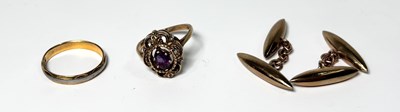 Lot 255 - Two gold rings and a pair of cufflinks