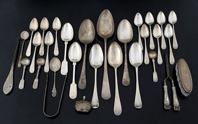 Lot 255 - A selection of silver items