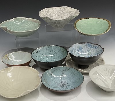 Lot 44 - A collection of glazed studio pottery bowls...