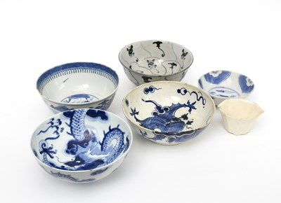 Lot 423 - A Chinese blue and white Dragon bowl, small...