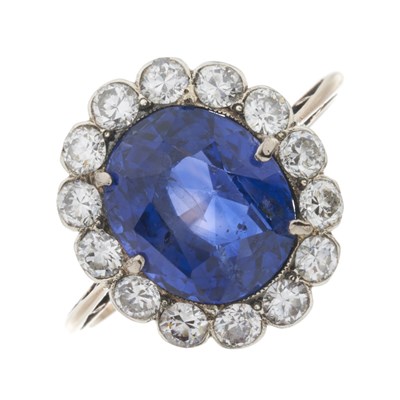 Lot 132 - An Art Deco unheated Sri Lankan sapphire and diamond cluster ring