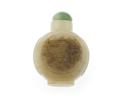 Lot 471 - A Chinese carved green and russet jade snuff...