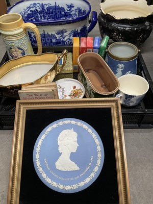 Lot 19 - A quantity of British ceramics and Royal...