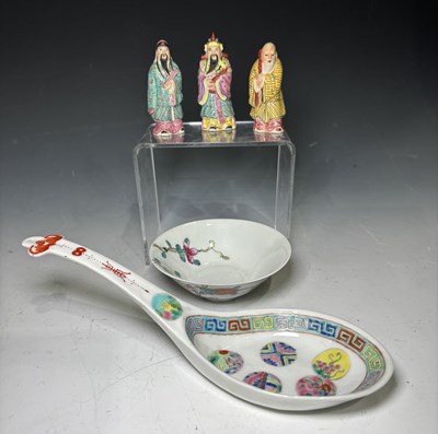 Lot 136 - A Chinese porcelain soup or rice spoon,...