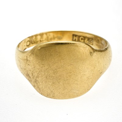Lot 11 - An 18ct gold signet ring