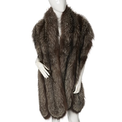 Lot 567 - A silver fox fur scarf.